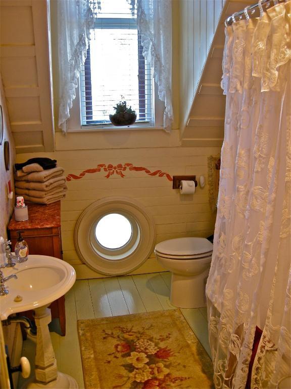 The Old Tower House Bed & Breakfast North Bend Bilik gambar